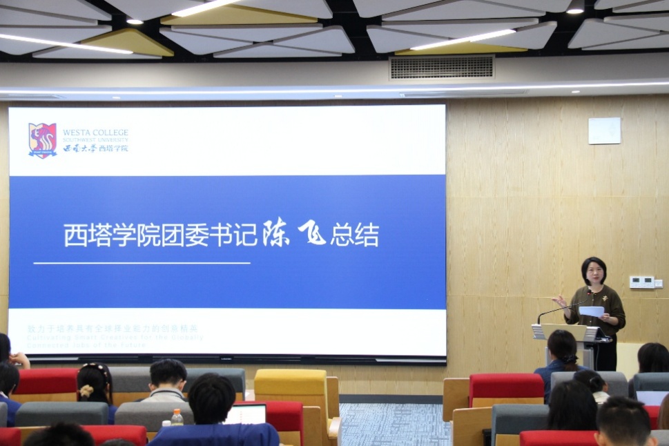 图片包含 桌子, 前, 电脑, 办公室AI 生成的内容可能不正确。